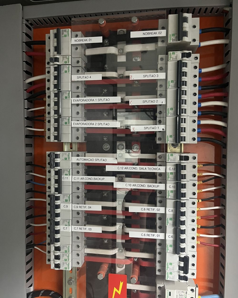 Quadro de distribuição com circuitos identificados