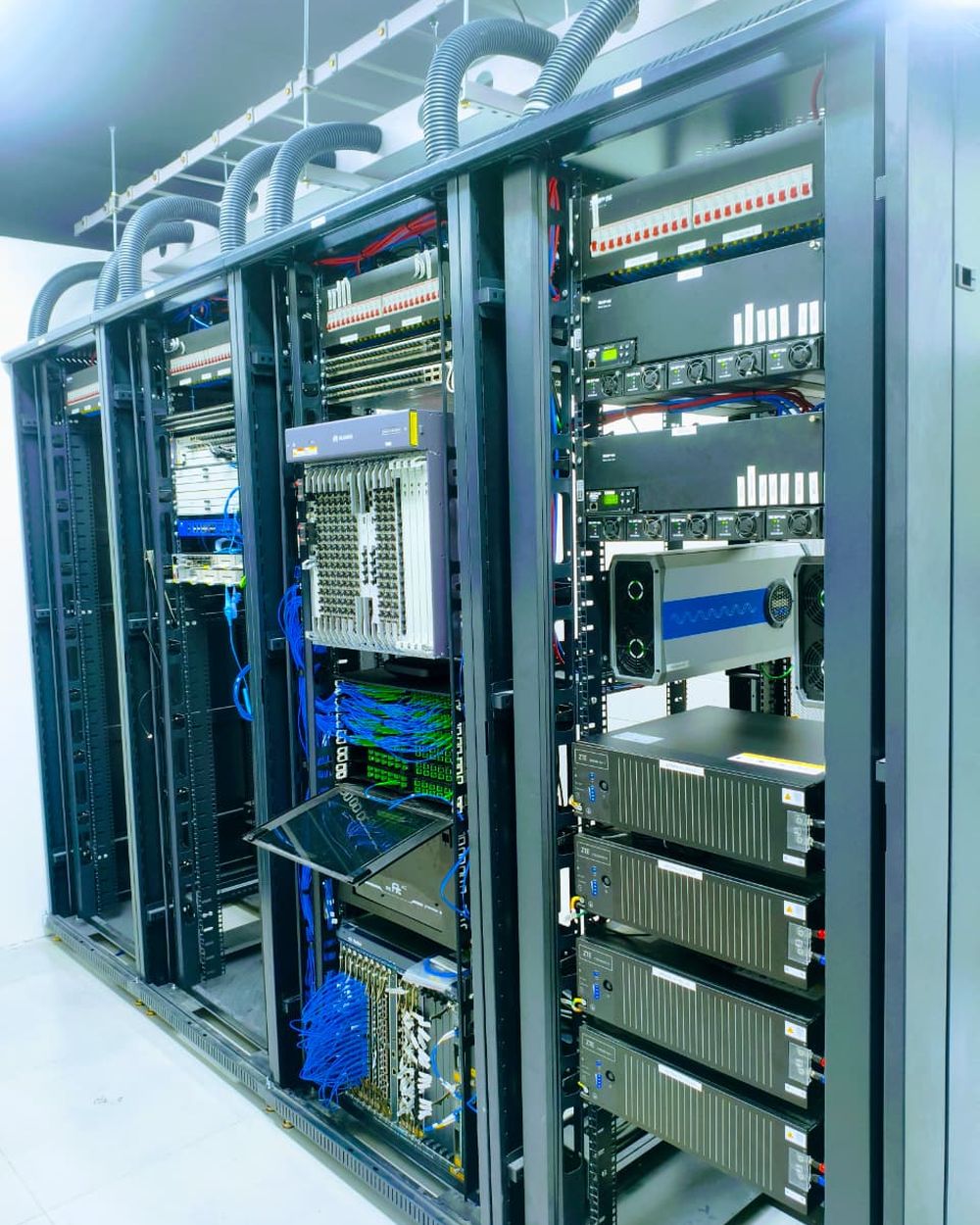 Sala de POP com racks, retificadores e baterias